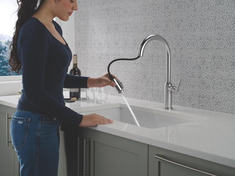 DELTA Cordova Single Handle Pull-Down Kitchen Faucet — Lumicoat® Arctic Stainless