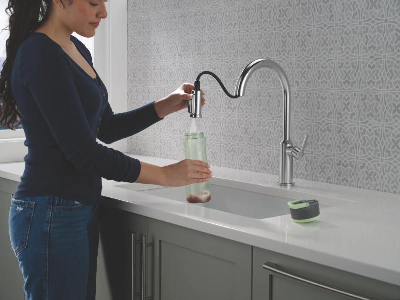 DELTA Cordova Single Handle Pull-Down Kitchen Faucet — Lumicoat® Arctic Stainless