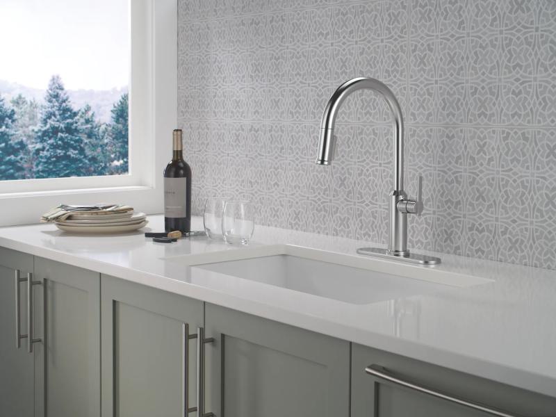 DELTA Cordova Single Handle Pull-Down Kitchen Faucet — Lumicoat® Arctic Stainless