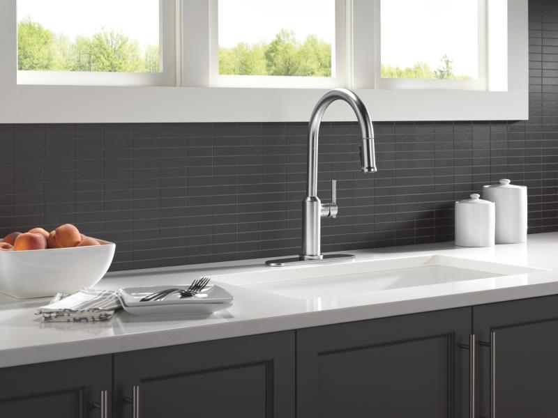 DELTA Cordova Single Handle Pull-Down Kitchen Faucet — Lumicoat® Arctic Stainless