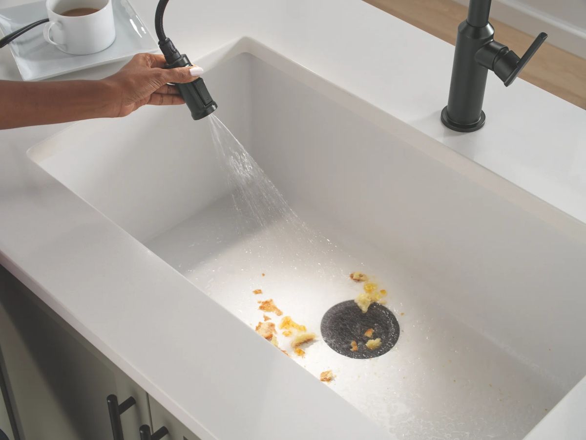 DELTA Cordova Single Handle Pull-Down Kitchen Faucet — Matte Black