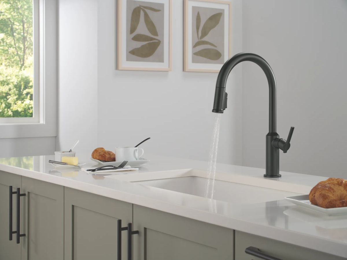 DELTA Cordova Single Handle Pull-Down Kitchen Faucet — Matte Black