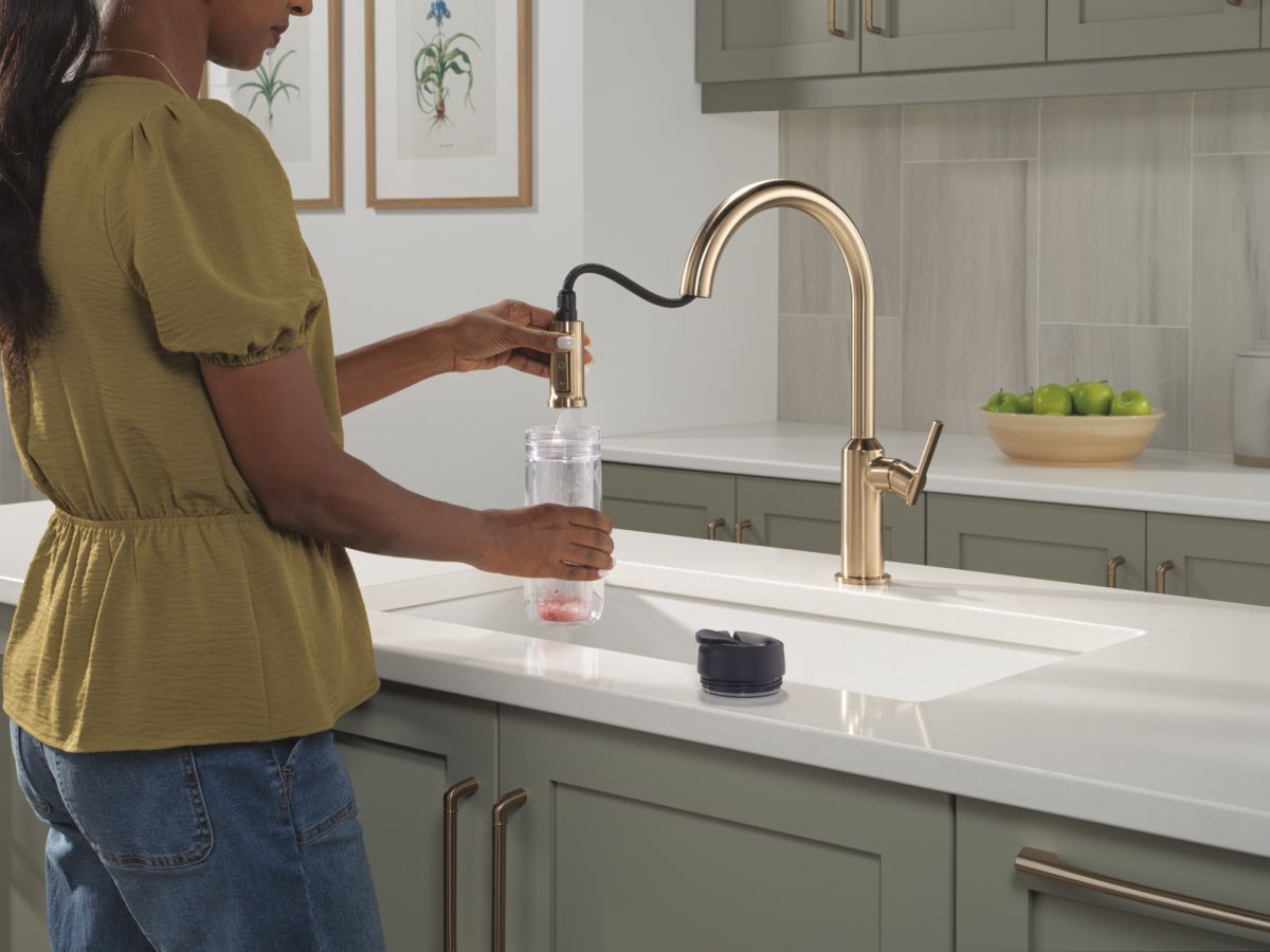 DELTA Cordova Single Handle Pull-Down Kitchen Faucet — Lumicoat® Champagne Bronze