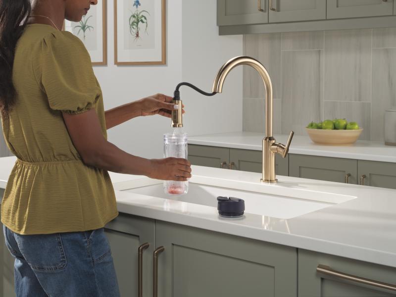 DELTA Cordova Single Handle Pull-Down Kitchen Faucet — Lumicoat® Champagne Bronze