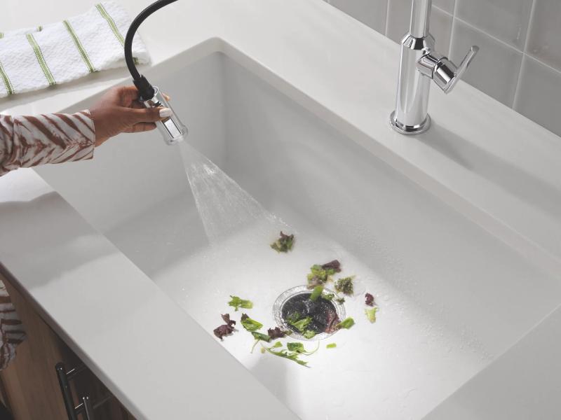 DELTA Cordova Single Handle Pull-Down Kitchen Faucet — Lumicoat® Chrome