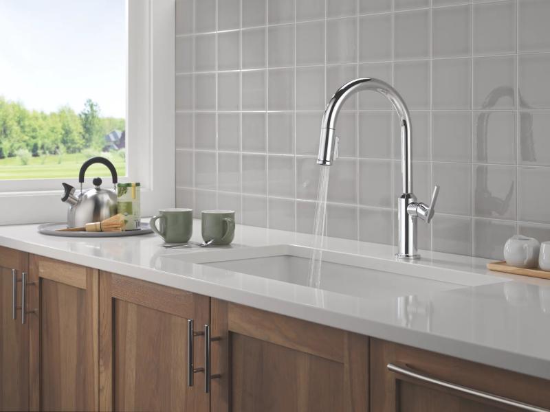 DELTA Cordova Single Handle Pull-Down Kitchen Faucet — Lumicoat® Chrome