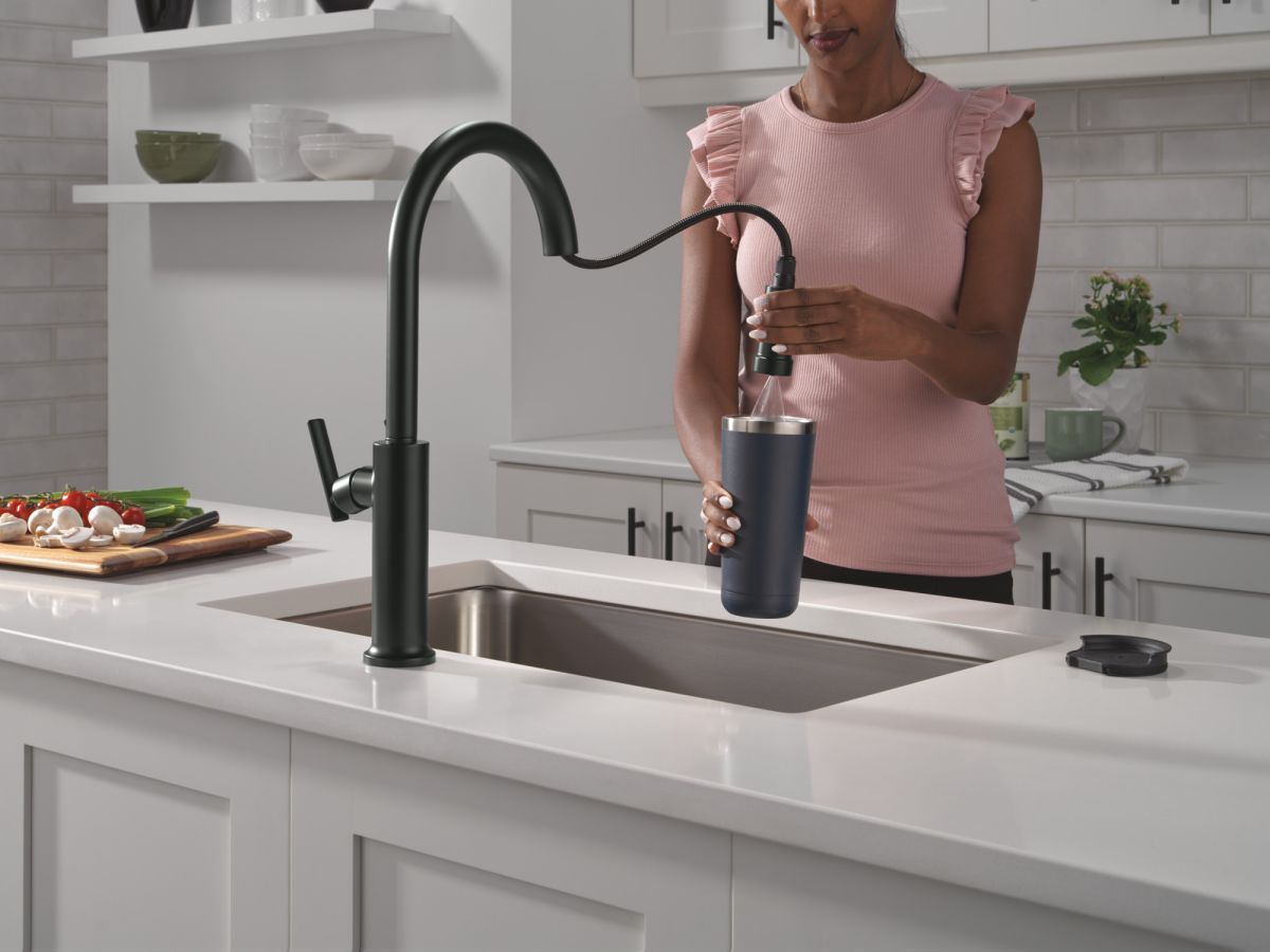 DELTA Altado Single Handle Pull-Down Kitchen Faucet — Matte Black