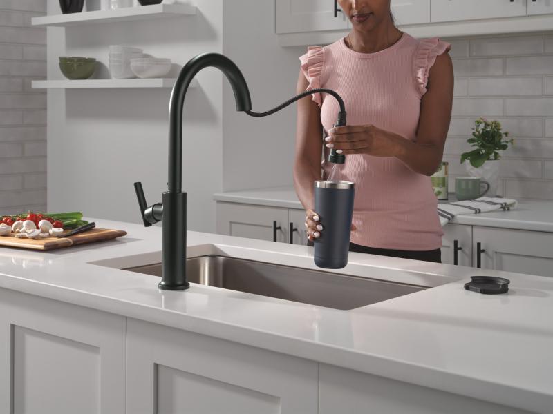 DELTA Altado Single Handle Pull-Down Kitchen Faucet — Matte Black