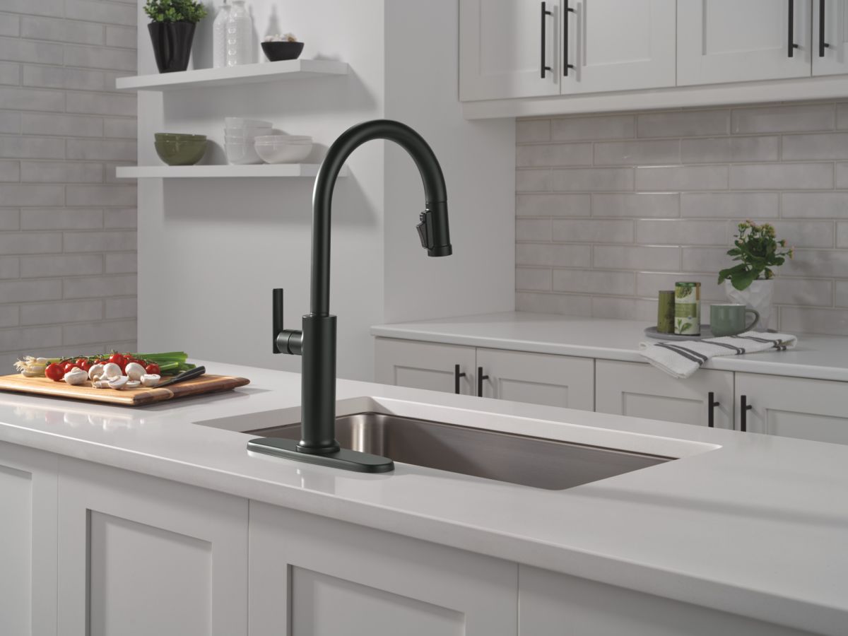 DELTA Altado Single Handle Pull-Down Kitchen Faucet — Matte Black