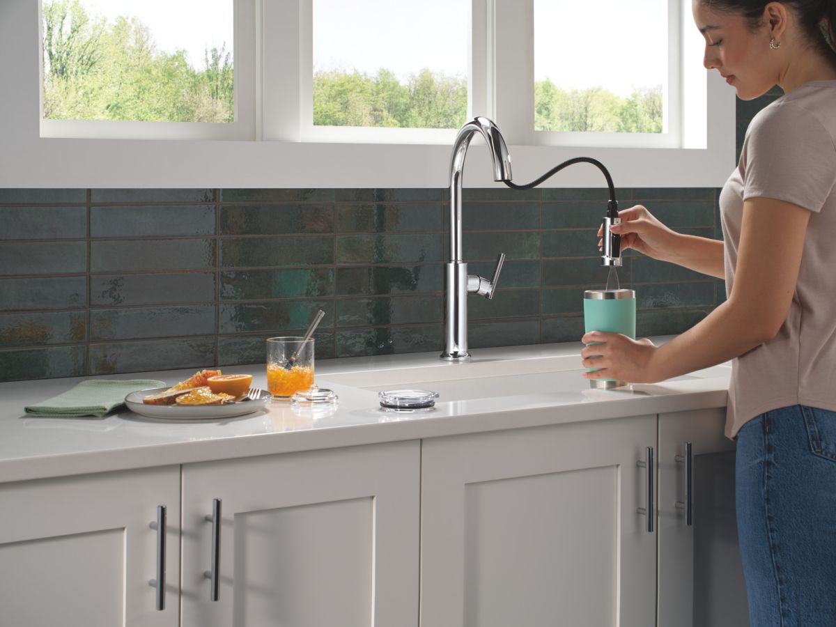 DELTA Altado Single Handle Pull-Down Kitchen Faucet — Chrome