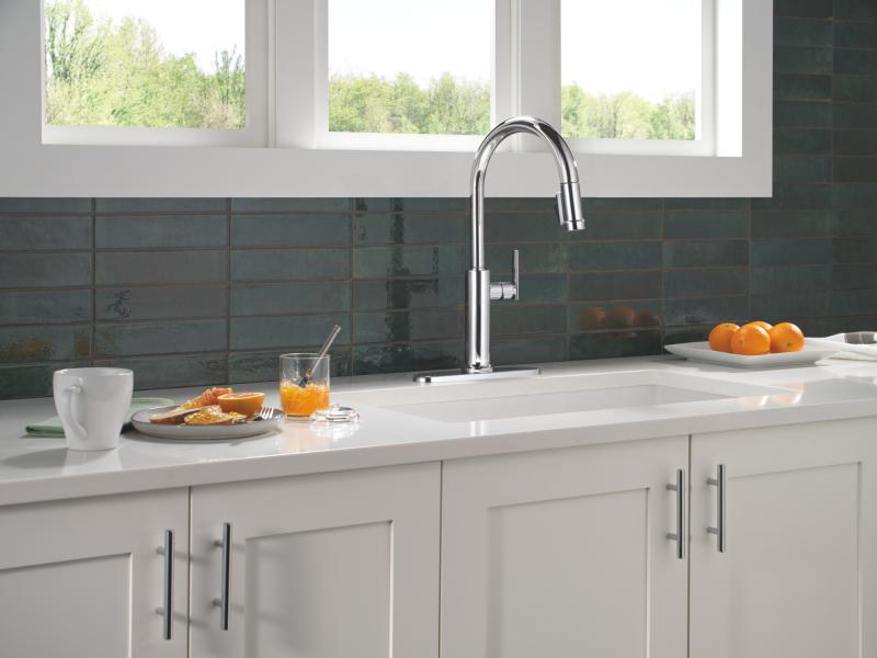 DELTA Altado Single Handle Pull-Down Kitchen Faucet — Chrome