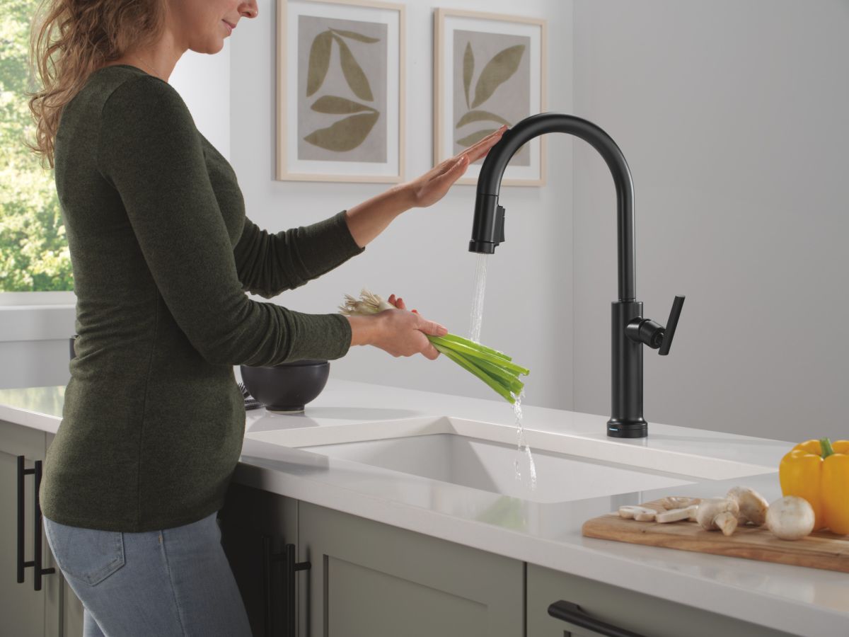 DELTA Altado Touch2O Technology Kitchen Faucet with Touchless Technology — Matte Black