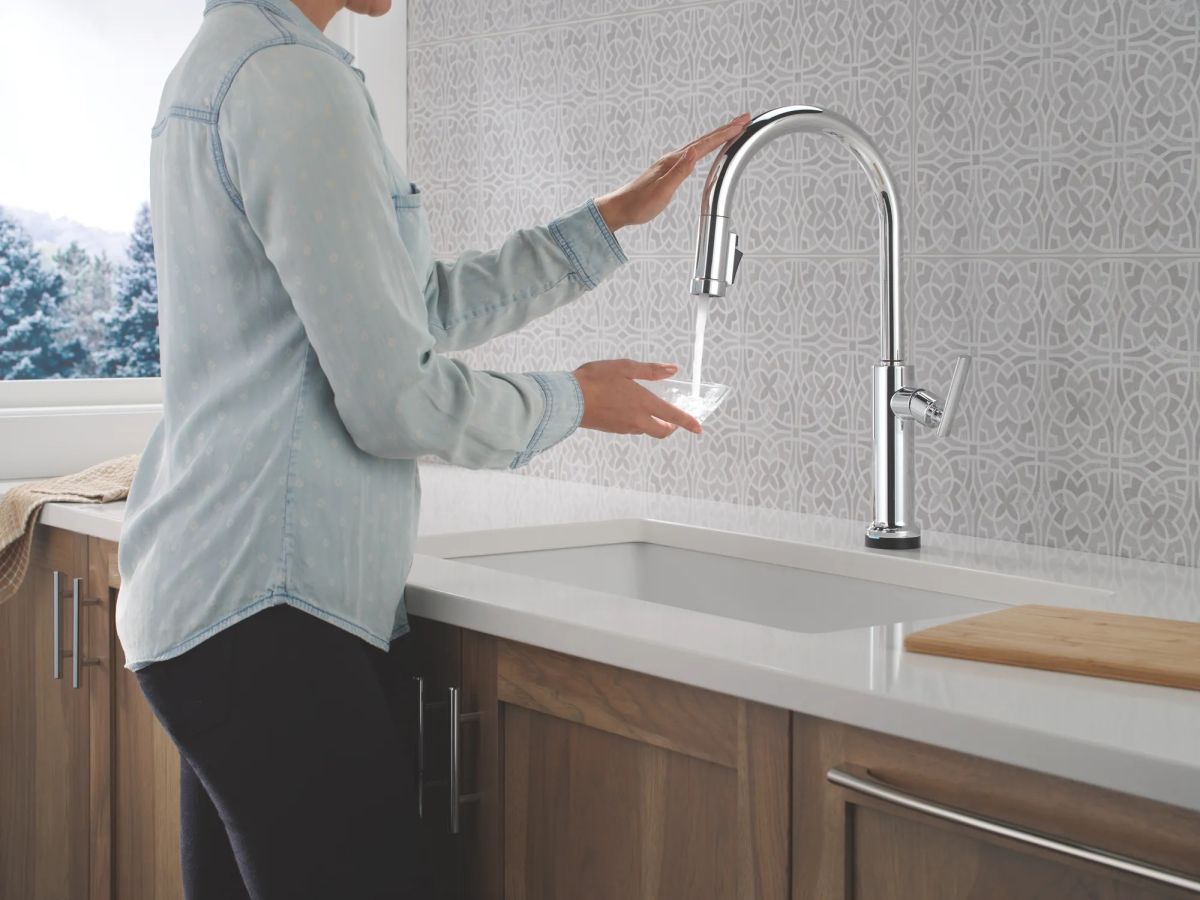 DELTA Altado Touch2O Technology Kitchen Faucet with Touchless Technology — Chrome