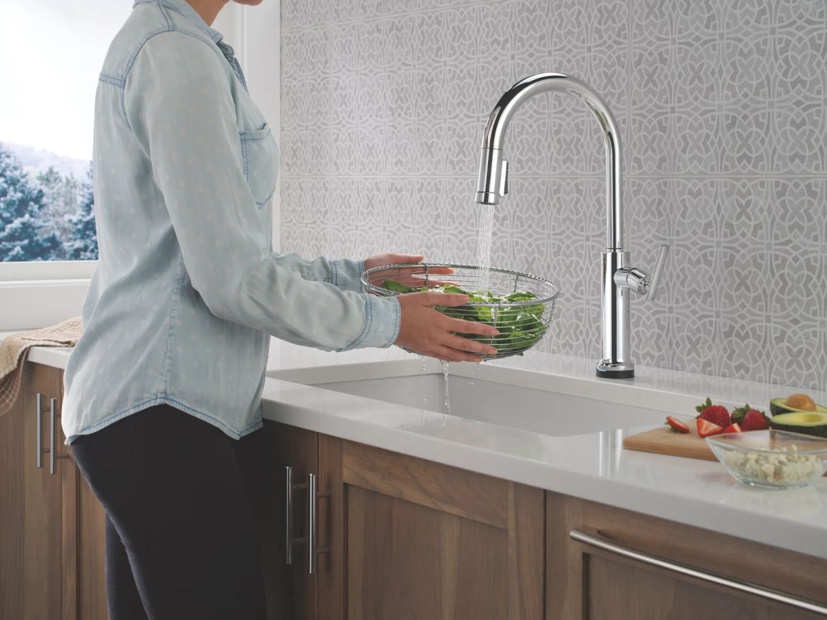 DELTA Altado Touch2O Technology Kitchen Faucet with Touchless Technology — Chrome