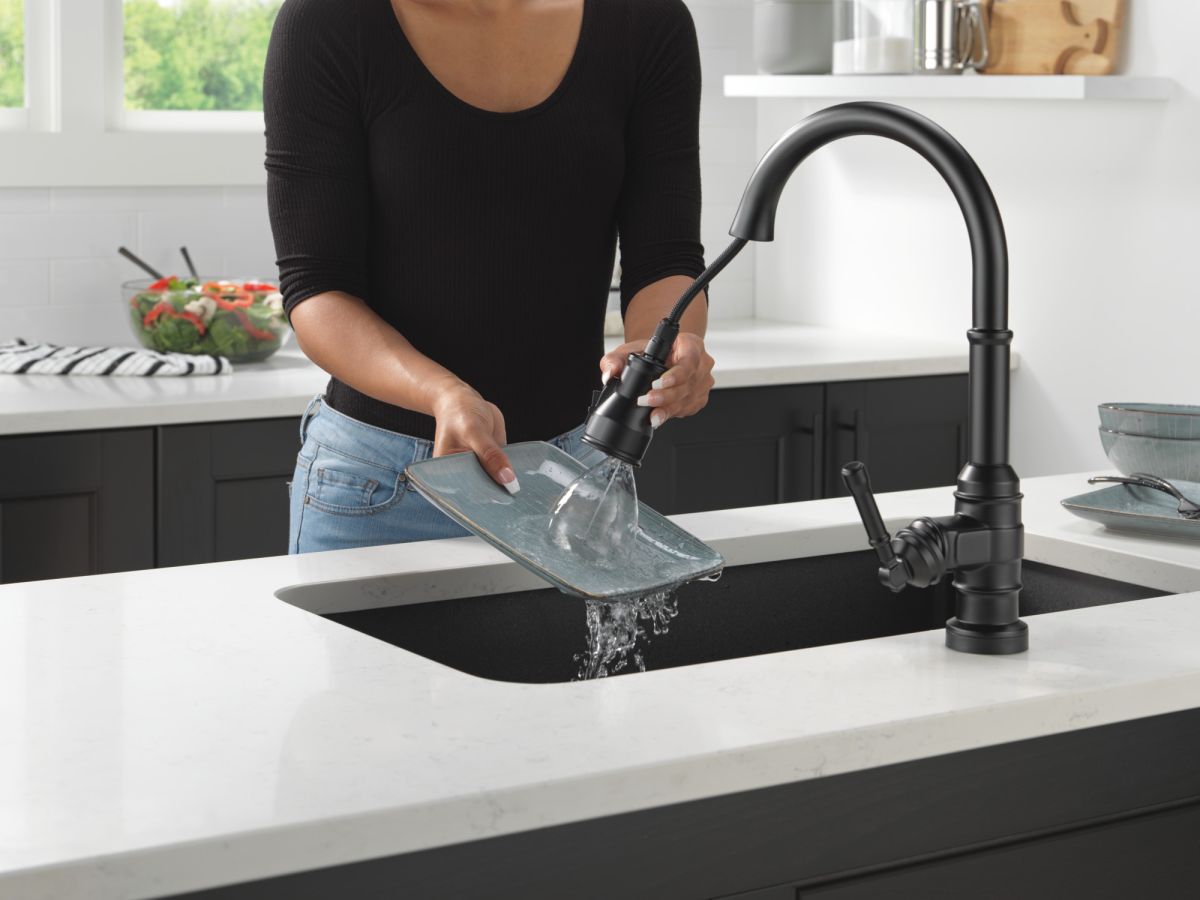 DELTA Broderick Single Handle Pull-Down Kitchen Faucet With Touch2O  Technology — Matte Black