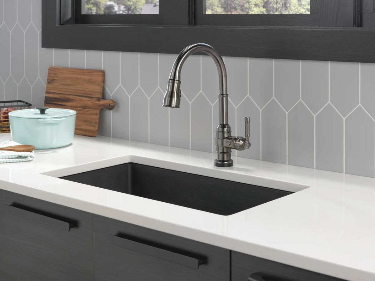 DELTA Broderick Single Handle Pull-Down Kitchen Faucet With Touch2O  Technology — Black Stainless