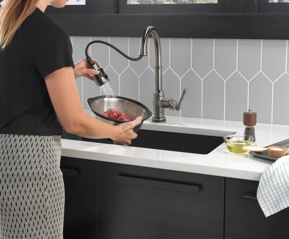 DELTA Broderick Single Handle Pull-Down Kitchen Faucet With Touch2O  Technology — Black Stainless