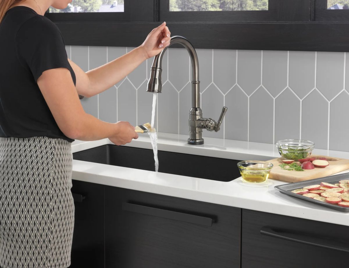 DELTA Broderick Single Handle Pull-Down Kitchen Faucet With Touch2O  Technology — Black Stainless