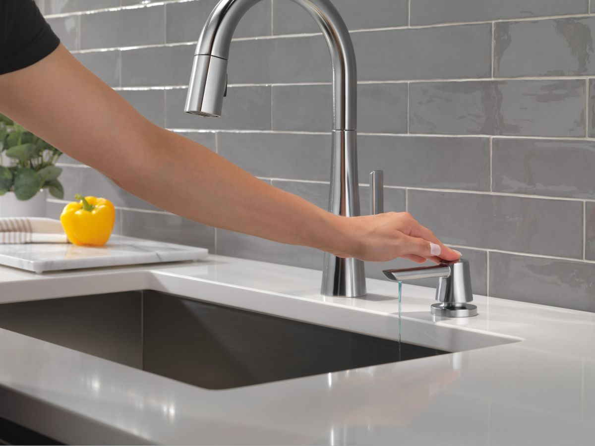 DELTA Monrovia Single Handle Pull-Down Kitchen Faucet — Lumicoat® Arctic Stainless