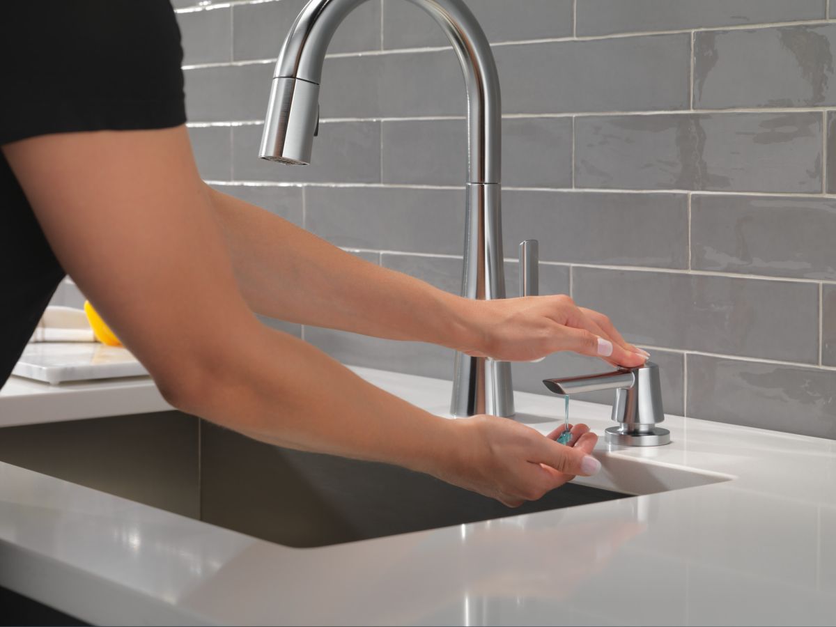 DELTA Monrovia Single Handle Pull-Down Kitchen Faucet — Lumicoat® Arctic Stainless