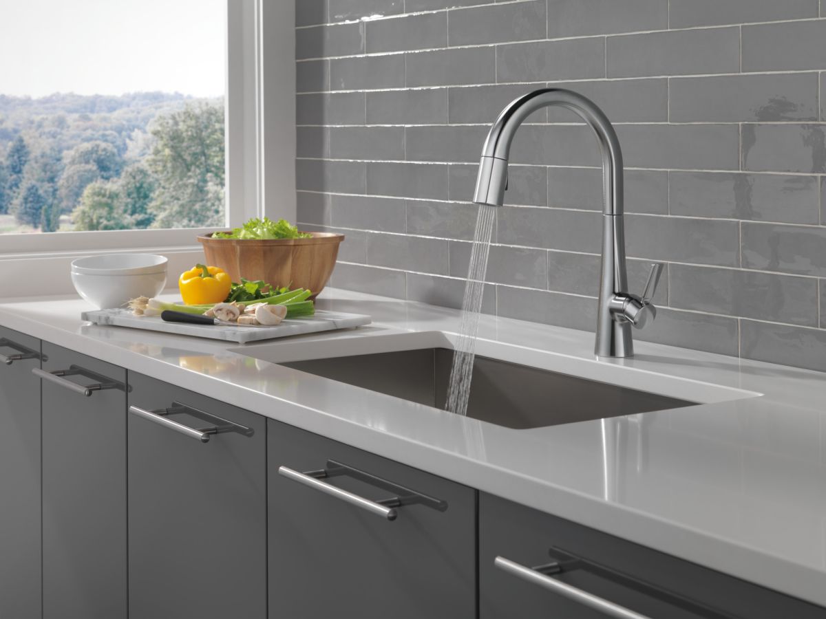 DELTA Monrovia Single Handle Pull-Down Kitchen Faucet — Lumicoat® Arctic Stainless