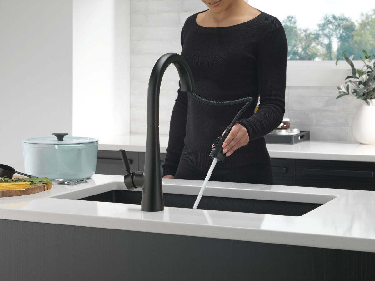 DELTA Monrovia Single Handle Pull-Down Kitchen Faucet — Matte Black