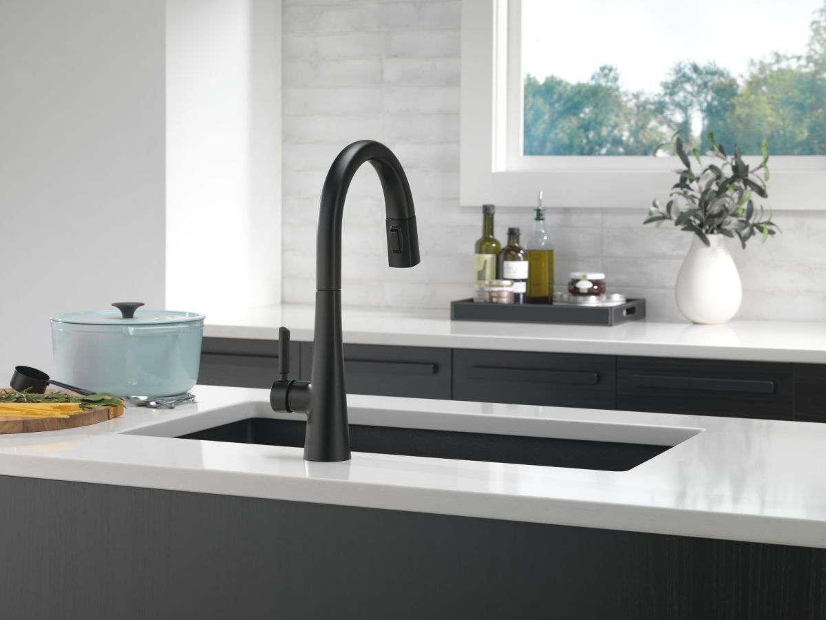 DELTA Monrovia Single Handle Pull-Down Kitchen Faucet — Matte Black