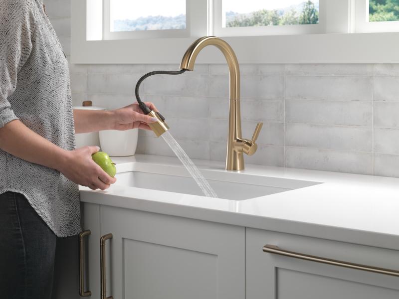 DELTA Monrovia Single Handle Pull-Down Kitchen Faucet — Lumicoat® Champagne Bronze