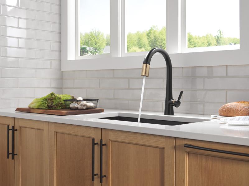 DELTA Monrovia Single Handle Pull-Down Kitchen Faucet — Matte Black / Champagne Bronze