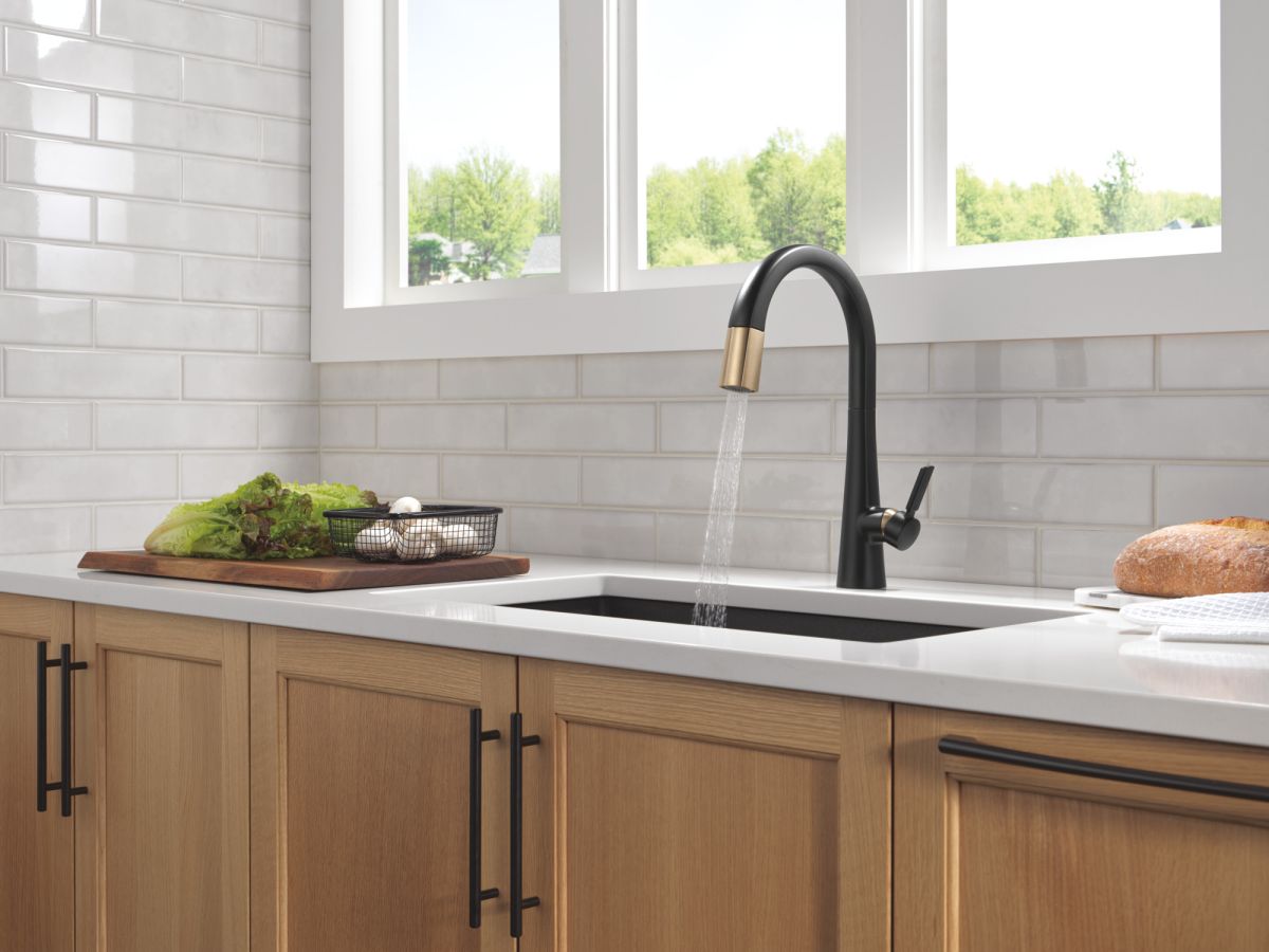 DELTA Monrovia Single Handle Pull-Down Kitchen Faucet — Matte Black / Champagne Bronze