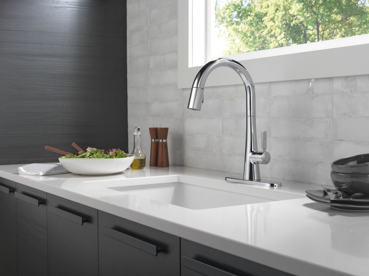 DELTA Monrovia Single Handle Pull-Down Kitchen Faucet — Lumicoat® Chrome