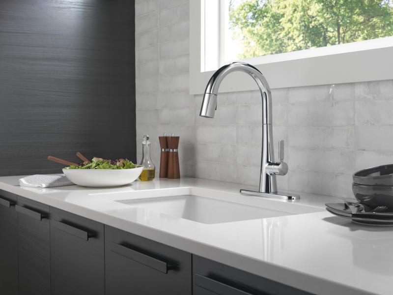DELTA Monrovia Single Handle Pull-Down Kitchen Faucet — Lumicoat® Chrome