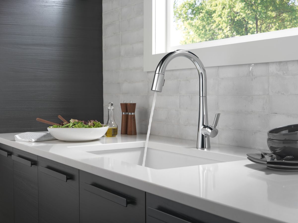 DELTA Monrovia Single Handle Pull-Down Kitchen Faucet — Lumicoat® Chrome