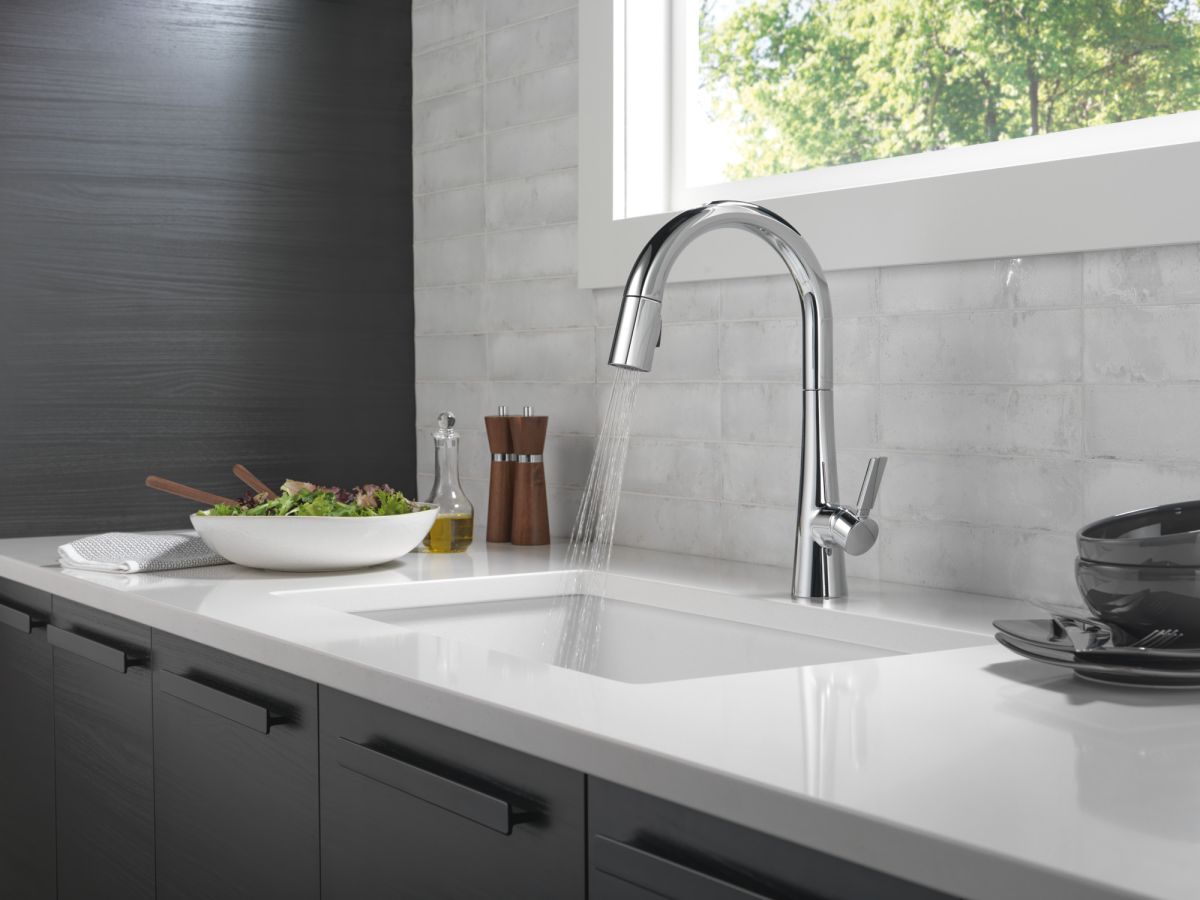 DELTA Monrovia Single Handle Pull-Down Kitchen Faucet — Lumicoat® Chrome