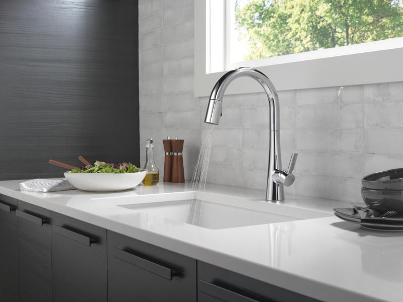 DELTA Monrovia Single Handle Pull-Down Kitchen Faucet — Lumicoat® Chrome