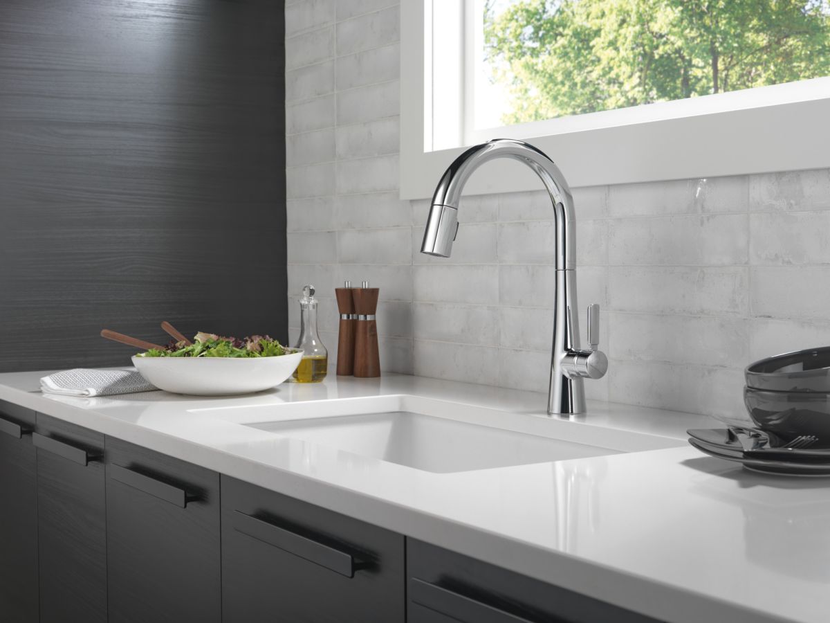 DELTA Monrovia Single Handle Pull-Down Kitchen Faucet — Lumicoat® Chrome