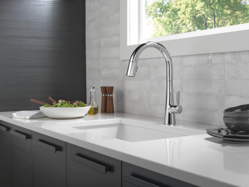 DELTA Monrovia Single Handle Pull-Down Kitchen Faucet — Lumicoat® Chrome