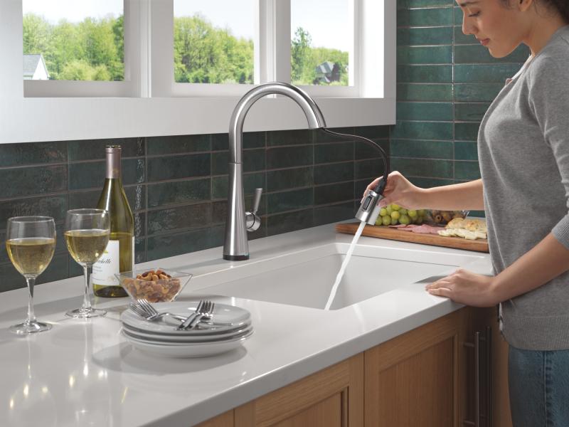 DELTA Monrovia Touch2O Technology Kitchen Faucet with Touchless Technology — Lumicoat® Arctic Stainless
