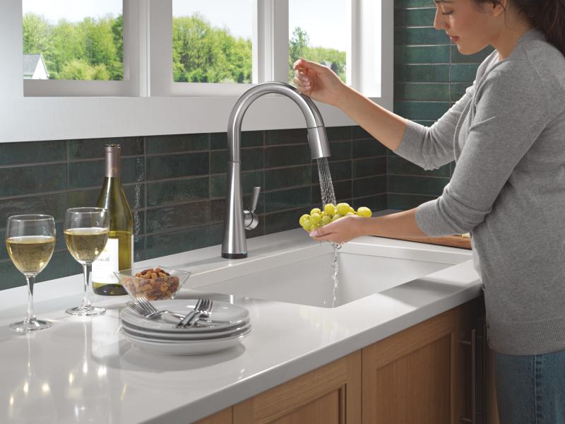 DELTA Monrovia Touch2O Technology Kitchen Faucet with Touchless Technology — Lumicoat® Arctic Stainless