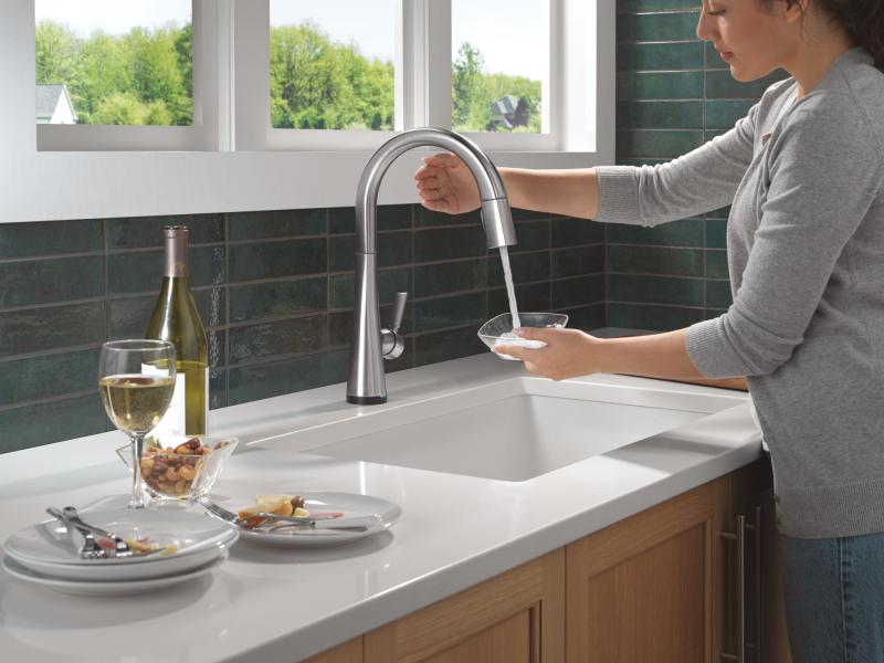 DELTA Monrovia Touch2O Technology Kitchen Faucet with Touchless Technology — Lumicoat® Arctic Stainless