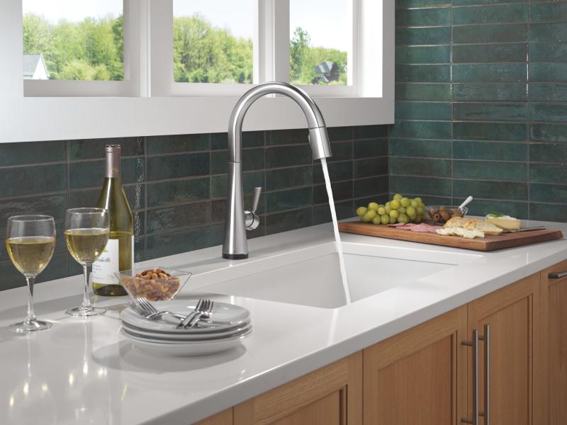 DELTA Monrovia Touch2O Technology Kitchen Faucet with Touchless Technology — Lumicoat® Arctic Stainless