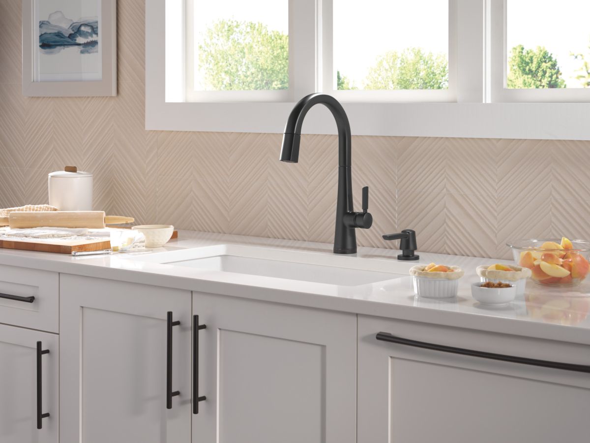 DELTA Monrovia Touch2O Technology Kitchen Faucet with Touchless Technology — Matte Black