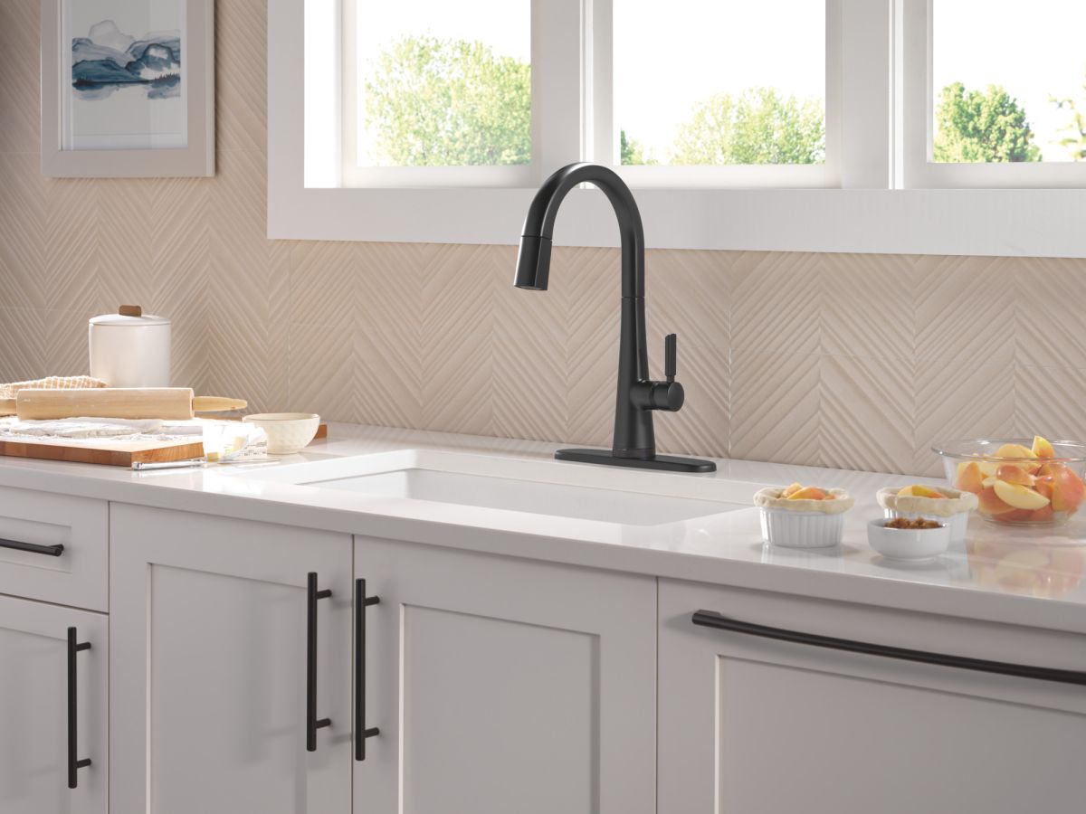 DELTA Monrovia Touch2O Technology Kitchen Faucet with Touchless Technology — Matte Black
