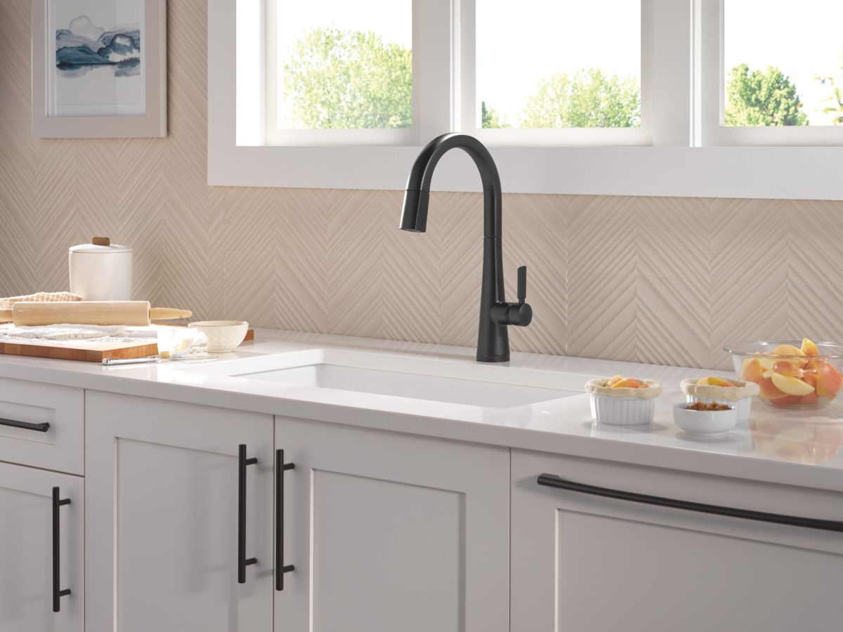 DELTA Monrovia Touch2O Technology Kitchen Faucet with Touchless Technology — Matte Black