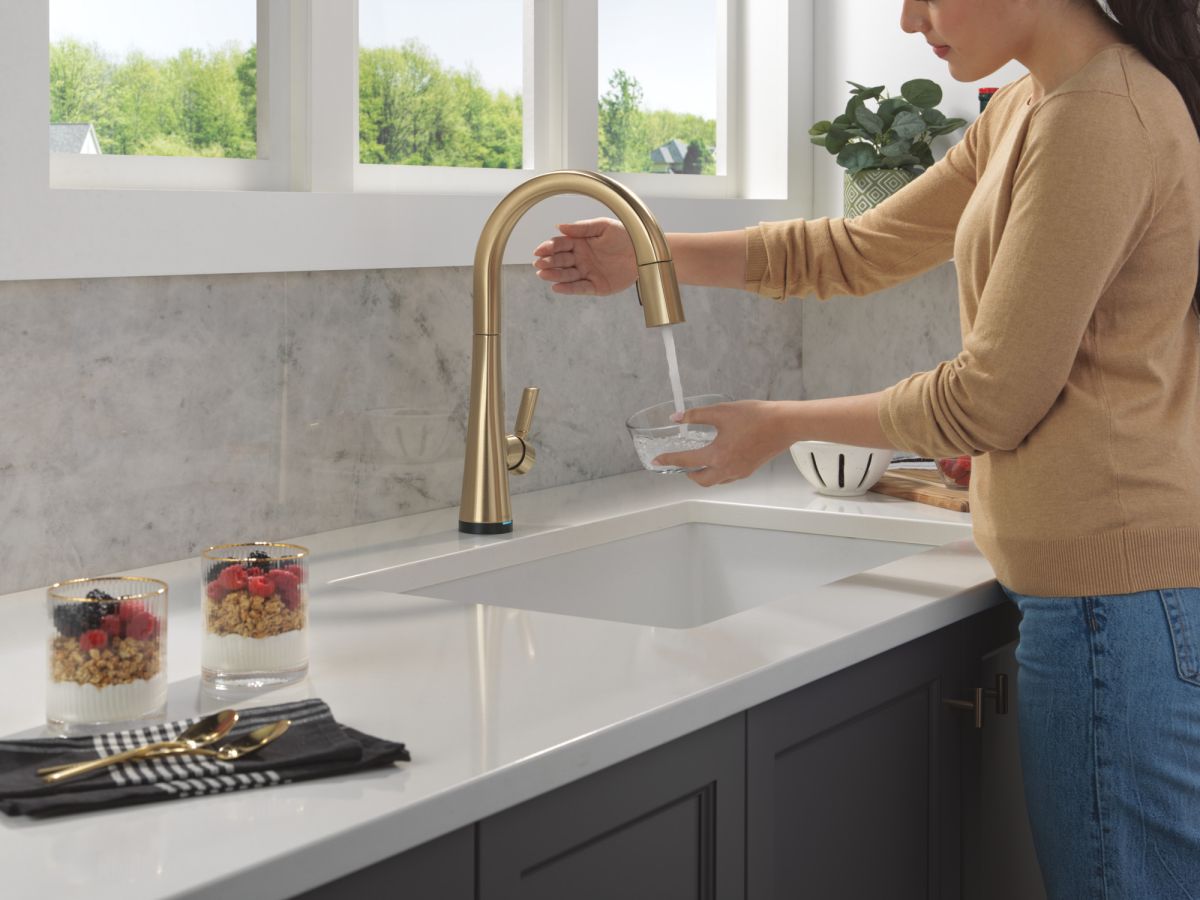 DELTA Monrovia Touch2O Technology Kitchen Faucet with Touchless Technology — Lumicoat® Champagne Bronze