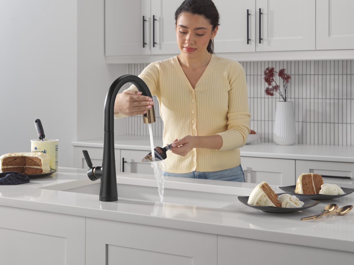 DELTA Monrovia Touch2O Technology Kitchen Faucet with Touchless Technology — Matte Black / Champagne Bronze
