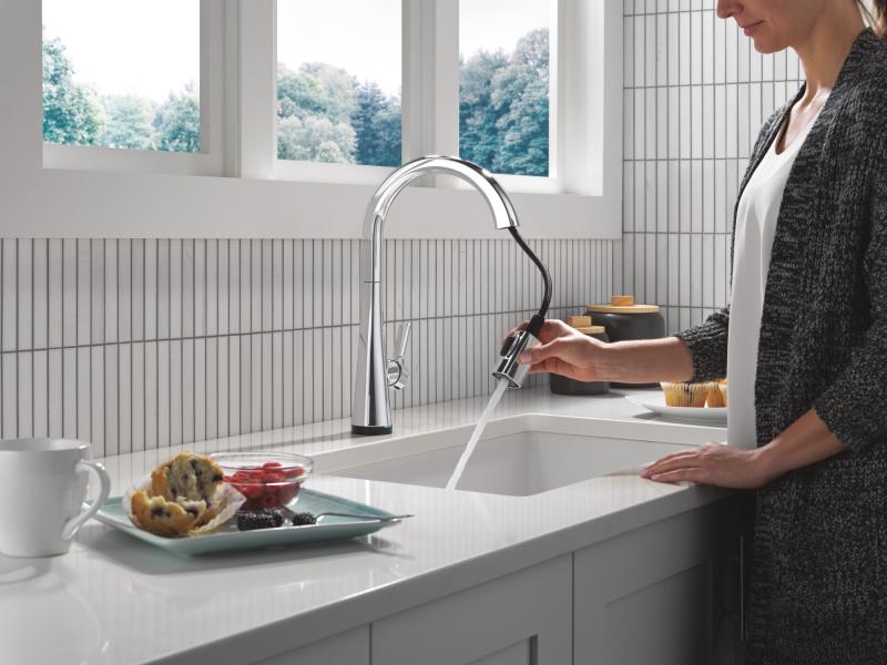 DELTA Monrovia Touch2O Technology Kitchen Faucet with Touchless Technology — Lumicoat® Chrome