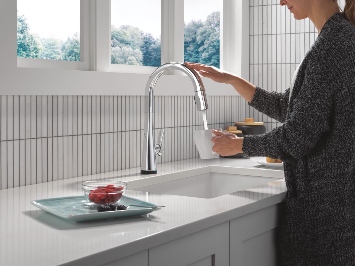 DELTA Monrovia Touch2O Technology Kitchen Faucet with Touchless Technology — Lumicoat® Chrome