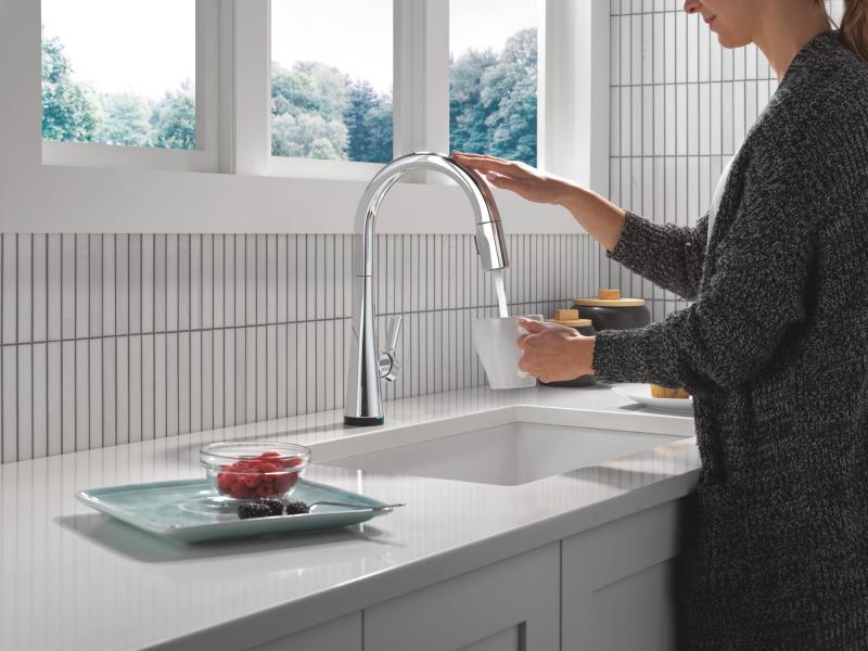 DELTA Monrovia Touch2O Technology Kitchen Faucet with Touchless Technology — Lumicoat® Chrome