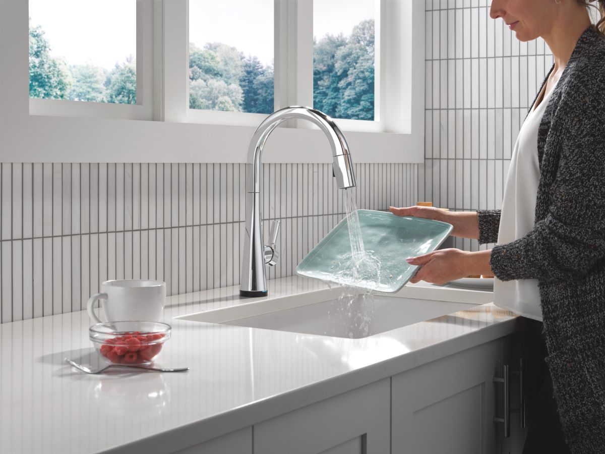 DELTA Monrovia Touch2O Technology Kitchen Faucet with Touchless Technology — Lumicoat® Chrome